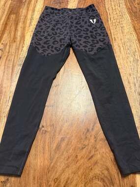 FIRM ABS Scrunch Butt Leopard Print Leggings with Rear Pockets  medium